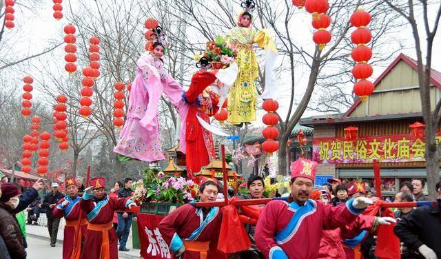 苹果为什么叫乞丐版:河北一民俗庙会成“丐帮大会”，乞讨者三五成群，场面十分壮观